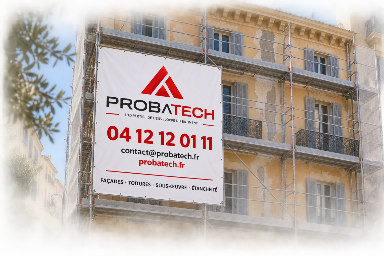 Illustration d’un chantier de rénovation de façade marseillaise avec échafaudage et panneau PROBATECH